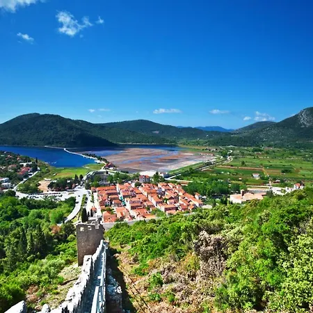 In With Seaview, Terrace, Air Condition, Wifi Apartment *